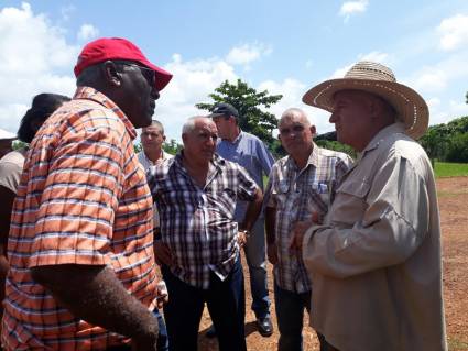 En Mayabeque Valdés Mesa indagó sobre las condiciones de trabajo y los resultados productivos. 