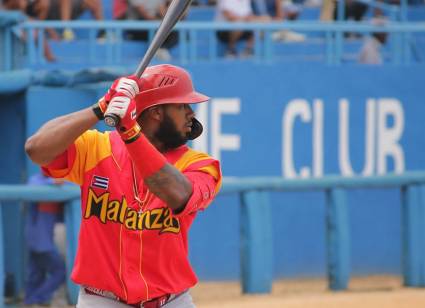El primer ex Grandes Ligas que regresa al béisbol cubano