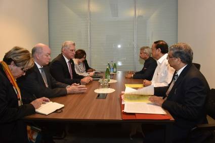 El mandatario cubano sostuvo reunión con Vankaich Naidú, vicepresidente de la India.