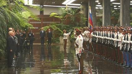 Presidente cubano, Miguel Díaz-Canel, en recibimiento oficial al primer ministro ruso