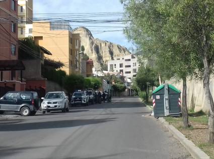 Fuerzas militares detuvieron a la Coordinadora de la brigada, la doctora Yoandra Muro Valle y otros colaboradores, en la avenida E. Herzog, Achumany, en La Paz y en el lugar permanecía un auto de Embajada de Estados Unidos placa 28-CD-17. 