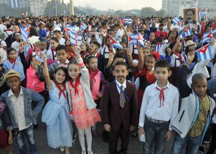 Pioneros cubanos desfilaron representando personajes de las obras martianas 