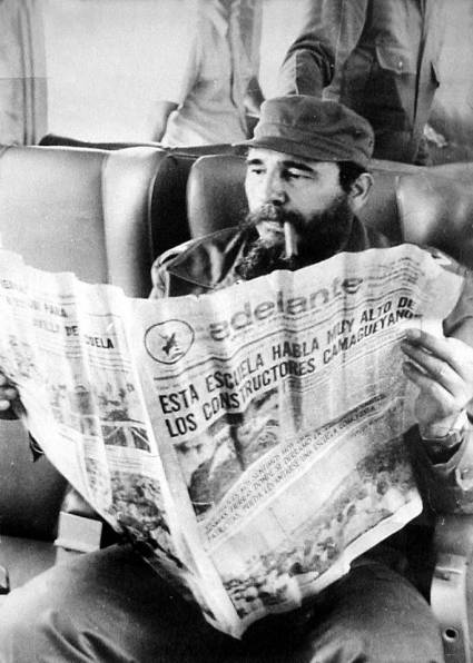 Fidel leyendo el periódico Adelante