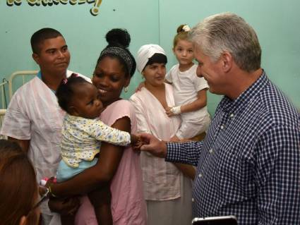 En el Hospital General Docente Dr. Ernesto Guevara de la Serna, el Presidente Miguel Díaz-Canel conversó con el personal médico, pacientes y familiares de estos.