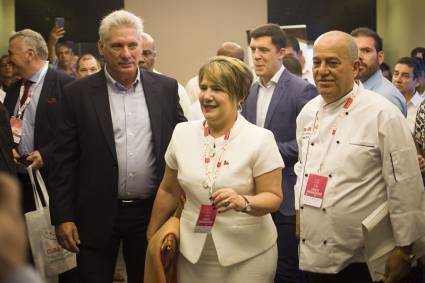 El presidente cubano Miguel Díaz Canel junto a Lis Cuesta, Presidenta del comité organizador del evento,  y Eddy Fernández, Presidente de la Federación Culinaria de Cuba