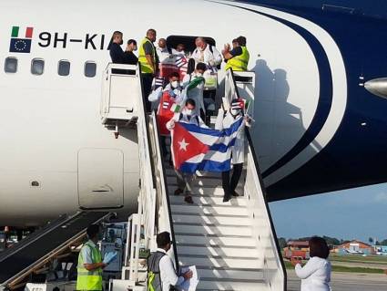 Brigada médica cubana procedente de Crema Italia llega a suelo patrio.