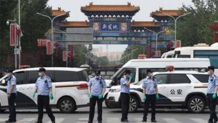 Autoridades chinas cerraron el mercado de Xifandi para evitar la propagación del nuevo brote de coronavirus
