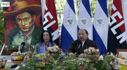 El presidente Daniel Ortega, por el FSLN de Nicaragua, acompañado por Rosario Murillo, su vicepresidenta.