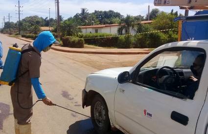 Todos los vehículos que entran y salen se fumigan en el punto de control sanitario ubicado ante las Petrocasas.