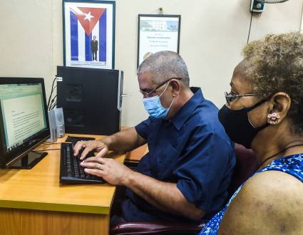 El doctor Pablo Roque, Coordinador del Programa de Lactancia Materna, y la doctora Evangelina Romero Fernández, coordinadora de este programa en el municipio Habana del Este