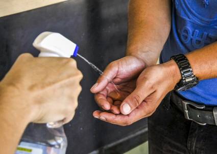 La desinfección de las manos es una medida imprescindible en los centros de trabajo.