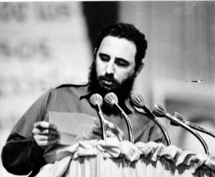 Fidel al momento de leer la carta de despedida del Che
