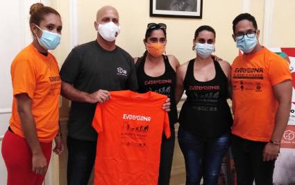 Gerardo Hernández Nordelo y miembros de la campaña Evoluciona.