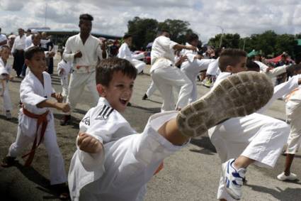 Múltiples actividades deportivas se desarrollan a lo largo y ancho del país como parte de las festividades.