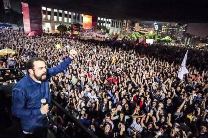 Guilherme Boulos, líder sindical y excandidato presidencial, se mantiene en la disputa por la alcaldía de Sao Paulo, en lo que se considera la mayor sorpresa del domingo pasado.