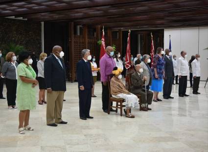 Entregan títulos honoríficos de Héroes y Heroínas del Trabajo de la República de Cuba
