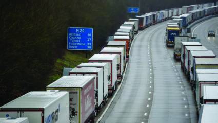 Aun antes del colapso por el Brexit, la nueva cepa del virus ha colapsado el puente con el continente