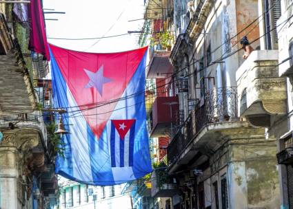 Nuestra enseña tricolor ondea desde balcones y fachadas para celebrar la llegada de cada nuevo año