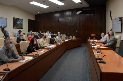 Presidente cubano sostuvo un nuevo encuentro con el grupo de científicos y expertos que lideran las actividades de ciencia e innovación tecnológica en el enfrentamiento a la COVID-19.