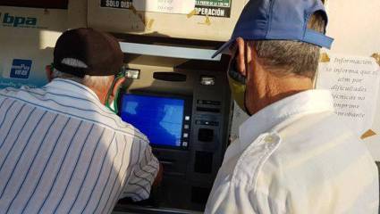 Muchos pensionados cobran con sus tarjetas magnéticas en los cajeros automáticos