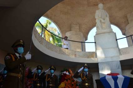 Homenaje a José Martí en el Mausoleo que guarda sus restos en el Cementerio de Santa Ifigenia.