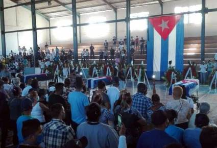 Honras fúnebres de jóvenes maestros de Granma