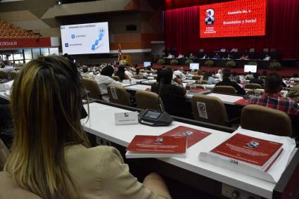 Sesión de la Comisión Económica y Social en el 8vo. Congreso del Partido Comunista de Cuba.