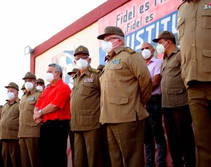 El General de Ejército Raúl Castro Ruz reconoció a veteranos combatientes e integrantes del Ejército Oriental con motivo del aniversario 60 de esa formación