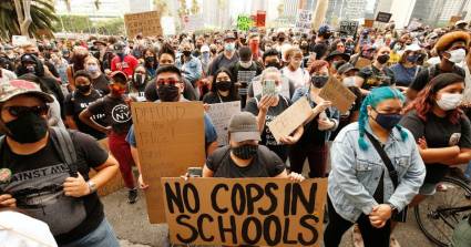 Manifestacion contra presencia policial en las escuelas en Los Angeles, en junio de 2020