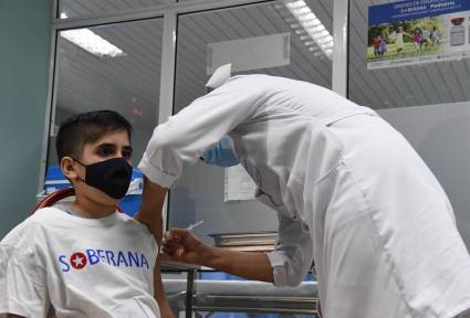 Gabriel estuvo entre los primeros voluntarios del ensayo clínico en pacientes pediátricos con Soberana 02