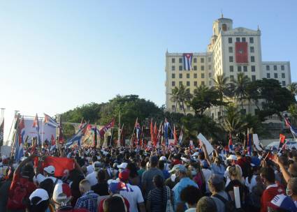 Jóvenes cubanos y gente de pueblo defendiendo nuestra Revolución