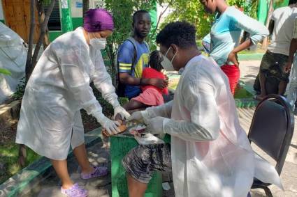 Colaboradores cubanos, en su mayoría mujeres, prestan atención médica en Haití