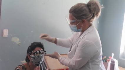  Muchos vecinos acudieron al servicio de las optometristas