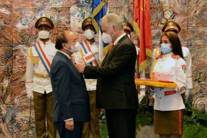 Presidente de Vietnam condecorado con la Orden Nacional José Martí
