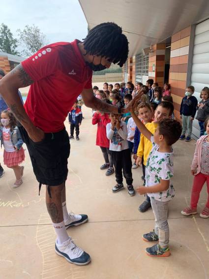 Como parte de su recuperación, ha visitado colegios para compartir con niños.