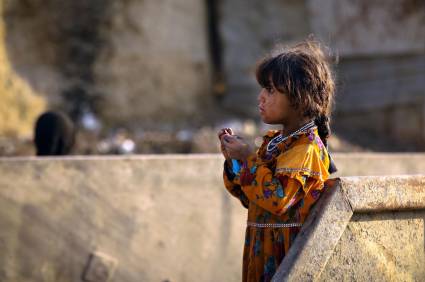 Una niña en campamento de desplazados de Kabul