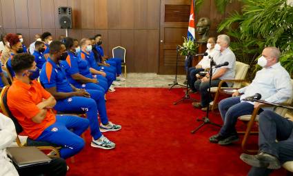 Miguel Díaz-Canel Bermúdez intercambió con un grupo de atletas, entrenadores, miembros de los colectivos técnicos y dirigentes del deporte en Cuba