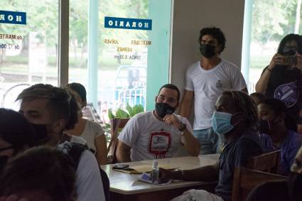 En el Café Literario La Comarca, fue presentada la primera sección de la nuestra 35 Aniversario, dedicada a la Asociación Hermanos Saíz (AHS), organización gestora del Almacén.