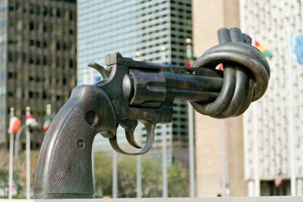 La escultura que en los jardines de la ONU simboliza el desarme.