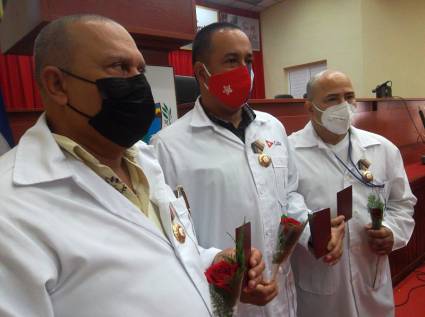 La Orden Lázaro Peña la recibieron especialistas de la Salud y otros centros de trabajo con un papel relevante durante los momentos más críticos de la pandemia en Cuba y el mundo.