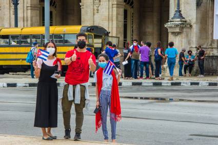 Jóvenes cubanos en Prado este domingo