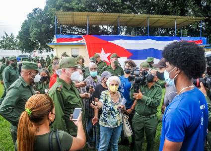 Presidente DiazCanelB  en Bastión Estudiantil Universitario que en el Día Nacional la Defensa se realizo en la Gran Unidad de la Gloria Combativa Rescate de Sanguily