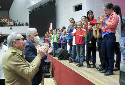 Al cierre de la velada en el Palacio de Convenciones, Raúl comentó su emoción a los niños artistas de La Colmenita. 