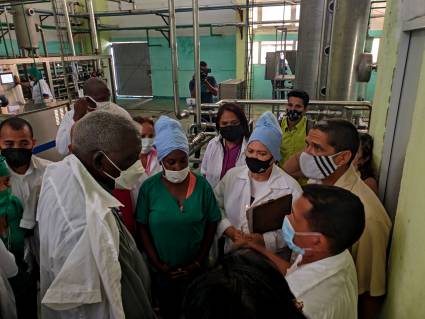 Lazo Hernández dialogó con trabajadores y directivos de la empresa Agroindustrial en Isla de la Juventud. 