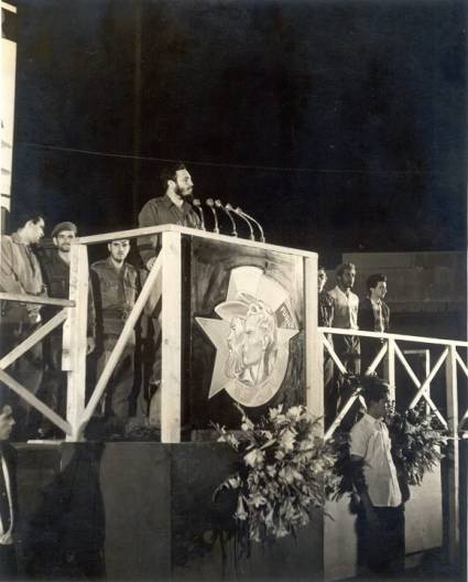 Fidel en la clausura del 1er Congreso de la Asociación de Jóvenes Rebeldes donde se funda la Unión de Jóvenes Comunistas de Cuba (UJC), el 4 de abril de 1962.