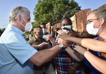 Temprano en la mañana de este jueves, el Primer Secretario del Comité Central del Partido Comunista y Presidente de la República, Miguel Díaz-Canel Bermúdez, visitó el reparto Miraflores-Jesús Menéndez, escenario que vive múltiples transformaciones, para bien, en lo físico y en lo espiritual. 
