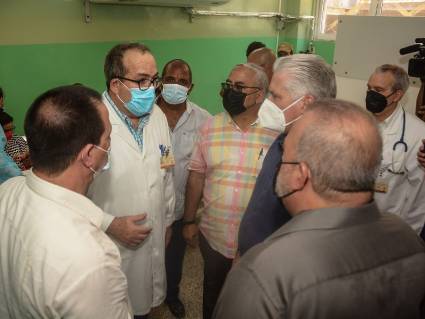Autoridades del país y la provincia en el hospital Calixto García