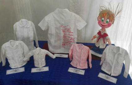 Guayaberas en miniatura con alta carga de identidad nacional, otro de los lujos de la colección espirituana.