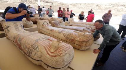 Descubren nuevos sarcófagos con momias en Egipto. 