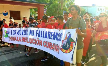 Jóvenes pineros aseguran que no le fallarán a la Revolución